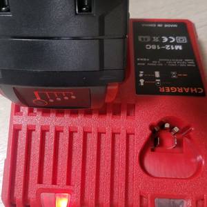 밀워키 OEM 배터리1개 충전기1개충전기는 듀얼 충전기