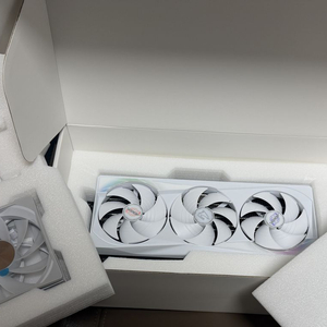 기가바이트 RTX 5080 어로스 마스터 화이트