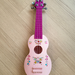 새상품>작은 우쿨렐레 (인테리어 소품)