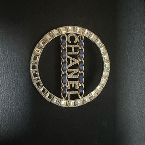 샤넬 / 라운드 레터링 브로치 블루