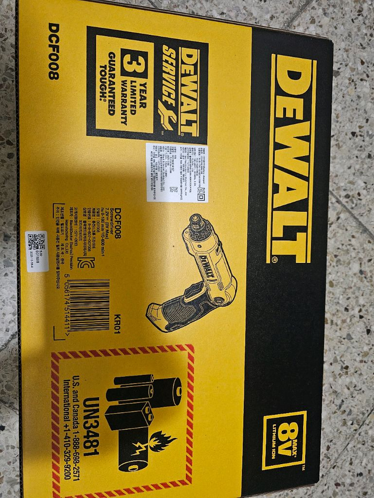 디월트 스크류드라이버 DCF008 셋트 새상품본체, 충전기, 스크류드라이버 45피스택배비 포함--1