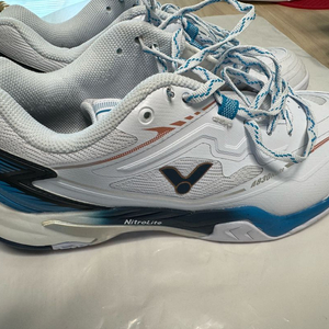 빅터 배드민턴화 A830 판매합니다