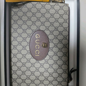 구찌 GG 수프림 클러치백 판매합니다.