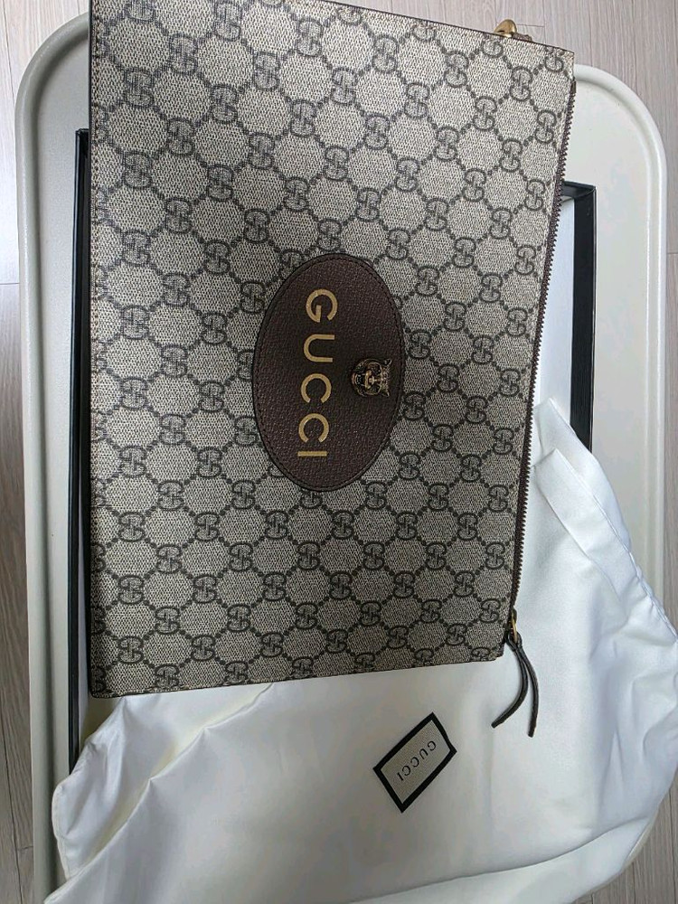 구찌 GG 수프림 클러치백 판매합니다.--1