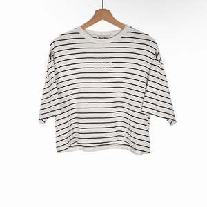 [M] 미우미우 여성 자수 로고 스트라이프 크롭 반팔 티셔츠 아이보리