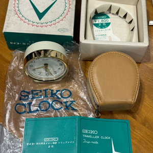 1960년대 세이코 여행용 태엽식 탁상 시계 (Traveller Clock) 입니다.