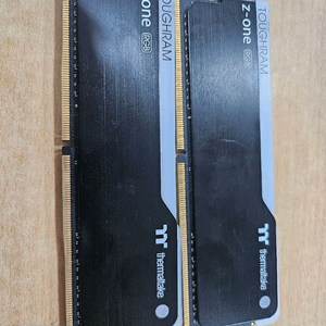 서멀테이크 DDR4-3600 8GB 램 2개 셋트 판매합니다.
