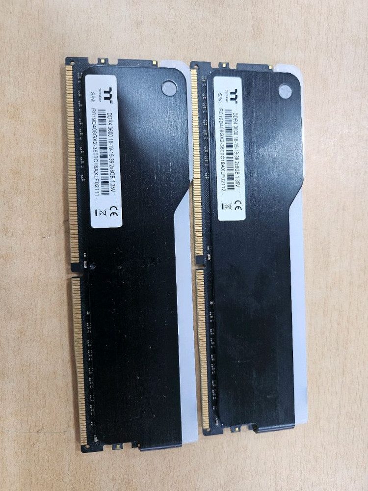 서멀테이크 DDR4-3600 8GB 램 2개 셋트 판매합니다.--1