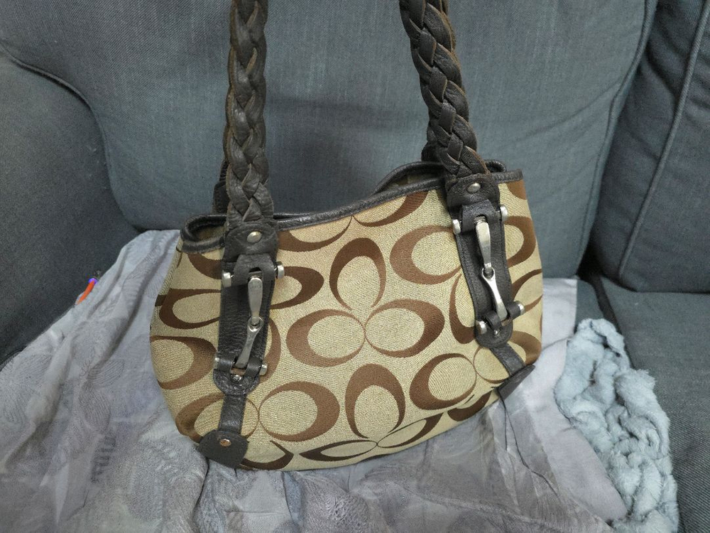 코치 시그니처 숄더백 브라운--1