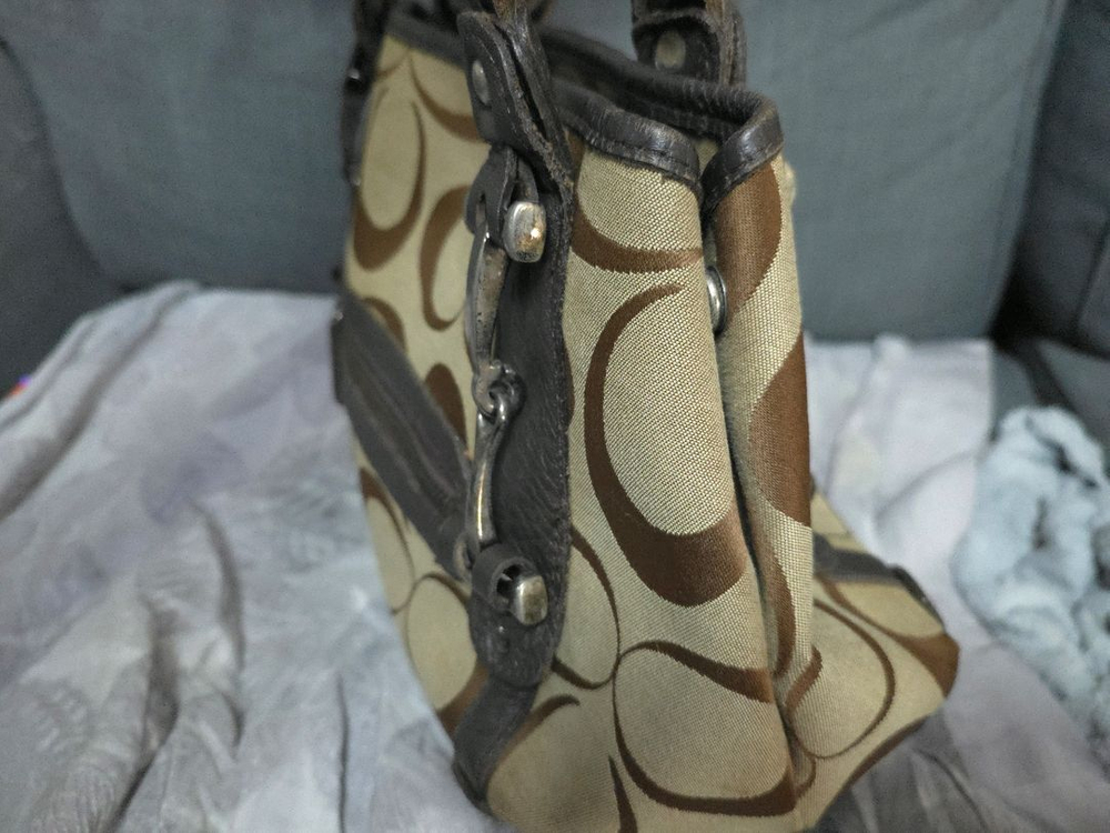 코치 시그니처 숄더백 브라운--2