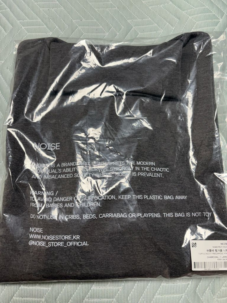 노이즈 터틀넥 핑거홀 니트 새상품 이미지