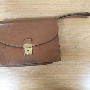 구찌 정품 브라운 레더 세컨 클러치 팝니다