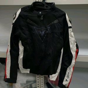 다이네즈 바이크자켓 90사이즈 팝니다약간타이트한 95라고 보심됩니다다이네즈(Dainese) 바이크 자켓 90사이즈
