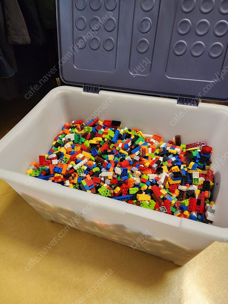 레고 블록 모음 60L 상자 무게 17kg 15000 피스 이상 모두 40만원에 팝니다.--2