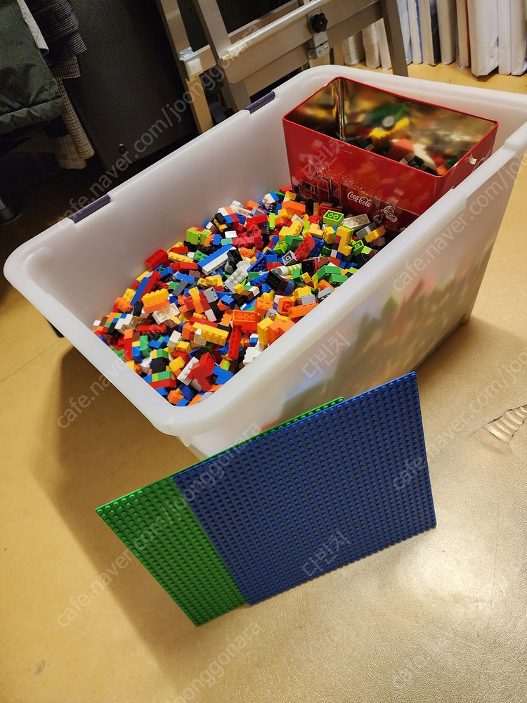 레고 블록 모음 60L 상자 무게 17kg 15000 피스 이상 모두 40만원에 팝니다.--8