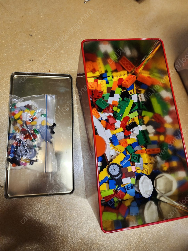 레고 블록 모음 60L 상자 무게 17kg 15000 피스 이상 모두 40만원에 팝니다.--9