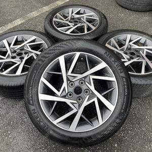 그랜저 GN7 18인치 순정 휠타이어 세트 팝니다.22