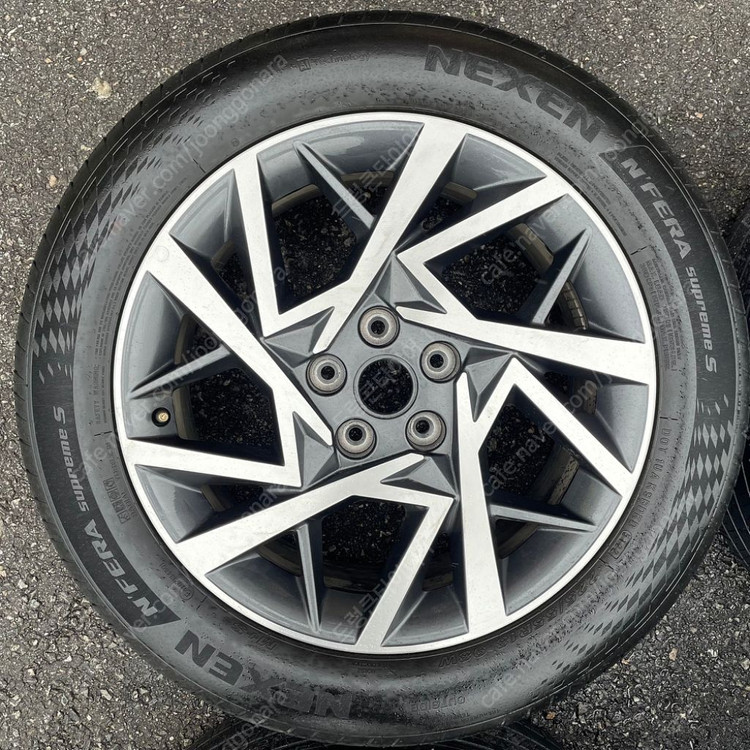 그랜저 GN7 18인치 순정 휠타이어 세트 팝니다.22--1