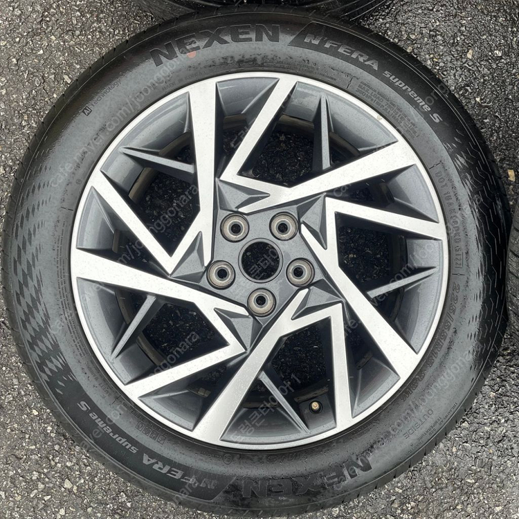 그랜저 GN7 18인치 순정 휠타이어 세트 팝니다.22--3