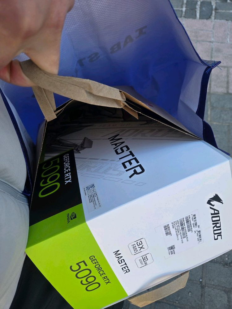 기가바이트 RTX 5090 어로스 마스터 아이스 32GB (새제품)--1