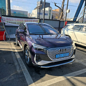 아우디 q4이트론 프리미어 스포츠백 풀옵션