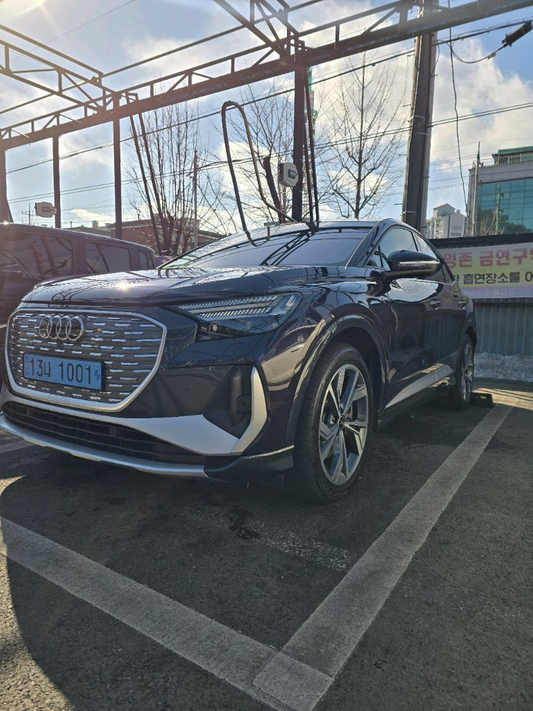 아우디 q4이트론 프리미어 스포츠백 풀옵션 이미지