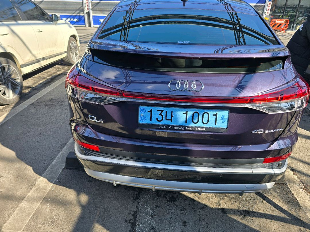 아우디 q4이트론 프리미어 스포츠백 풀옵션 이미지