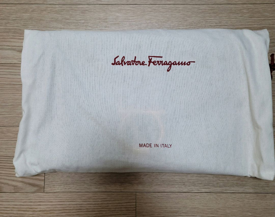 잠실롯데백화점상품/페레가모/간치니클러치백/진그레이/택포--1