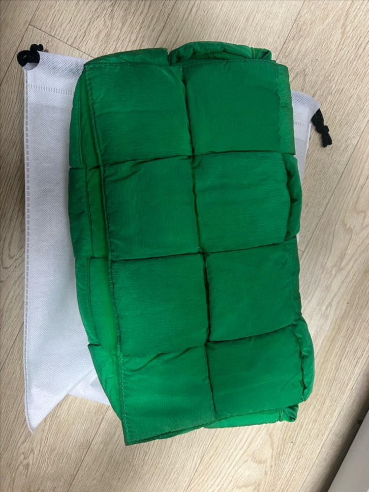 보테가베네타 패딩카세트백 그린--3