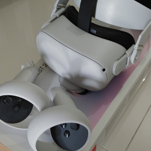 오큘러스 퀘스트2 64기가 판매합니다.