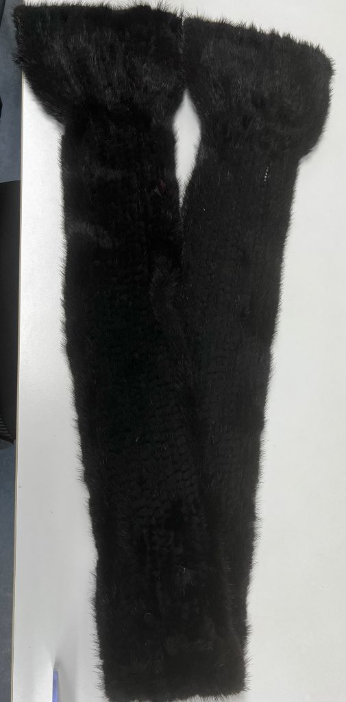 레노마 셈프레 검정색 밍크 목도리 약 2미터여러모로 활용이 가능한 따뜻한 목도리입니다. 사용감 없어요 이미지