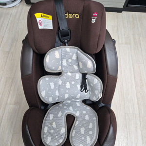 페도라 C3 카시트 브라운 색상입니다.아이의 안전을 위한 다양한 안전 기능이 탑재되어 있습니다.