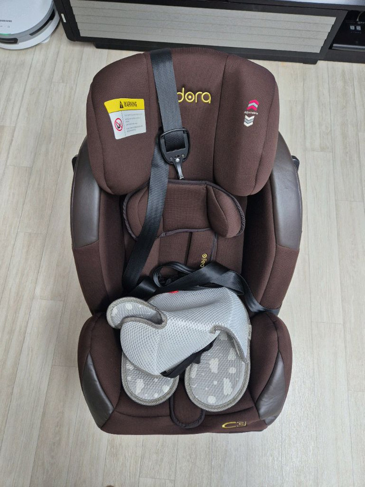 페도라 C3 카시트 브라운 색상입니다.아이의 안전을 위한 다양한 안전 기능이 탑재되어 있습니다.--1