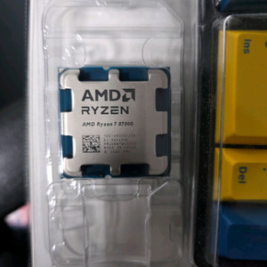 라이젠 8700G 미사용 새상품 팝니다.
