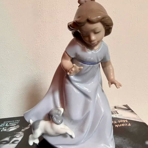 야드로 나오 강아지와 노는 소녀 인형 강아지 장식