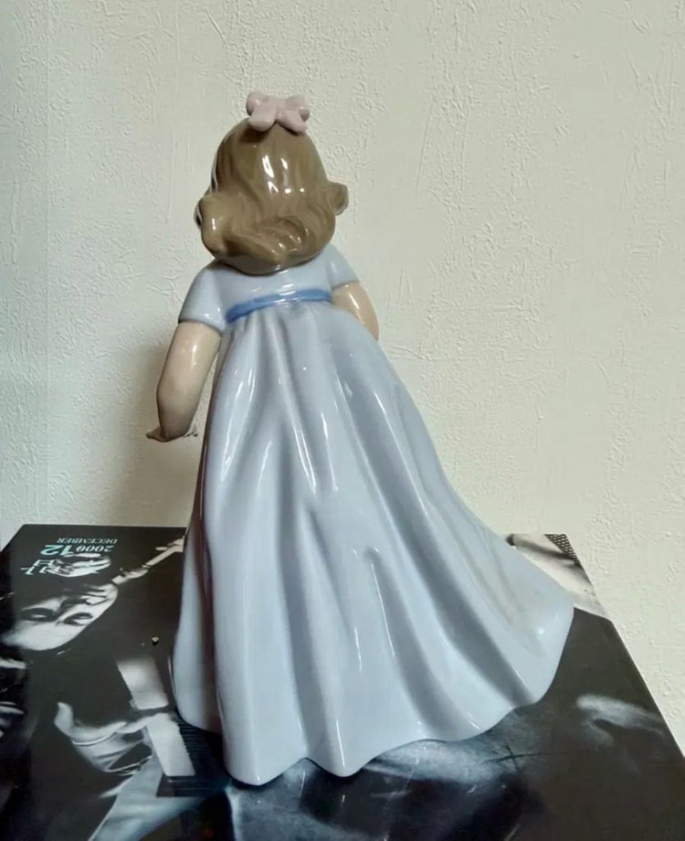 야드로 나오 강아지와 노는 소녀 인형 강아지 장식--2