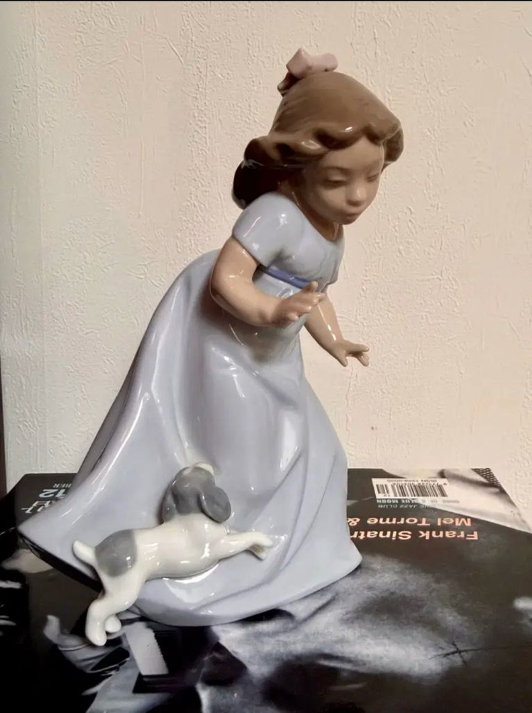 야드로 나오 강아지와 노는 소녀 인형 강아지 장식--4