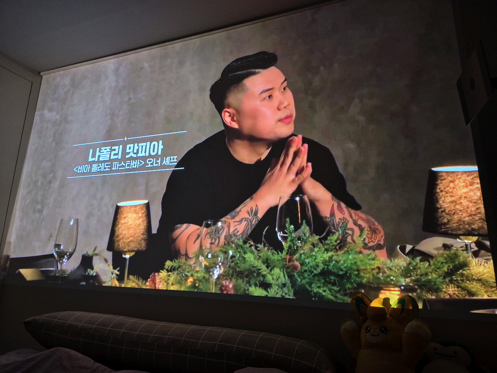 x10-4k 빔프로젝터 + 삼각대--1