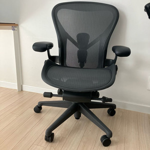 허먼밀러 에어론 오피스 체어 이미지