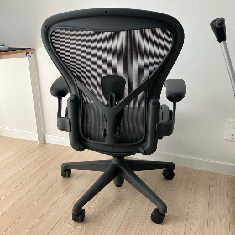 허먼밀러 에어론 오피스 체어 이미지