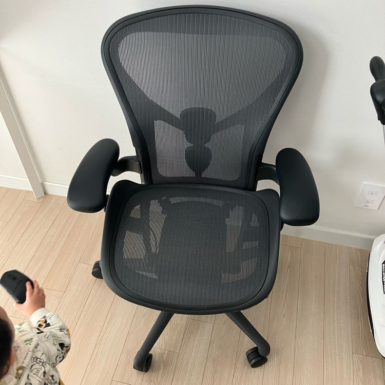 허먼밀러 에어론 오피스 체어 이미지