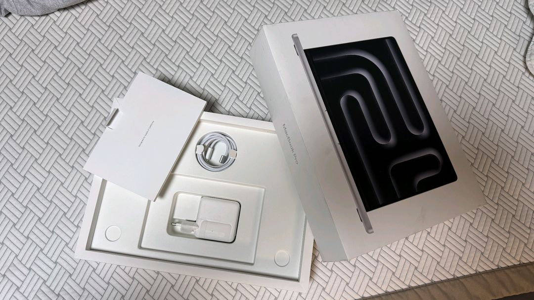 [판매] 맥북프로 M4 14인치 실버 영문자판(신품급 / 풀박스 / 보증 27년까지) 이미지