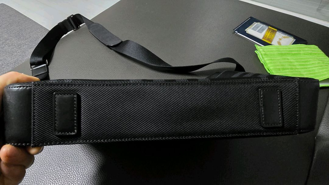 빈폴 남자 크로스백 서류가방 팝니다.--2