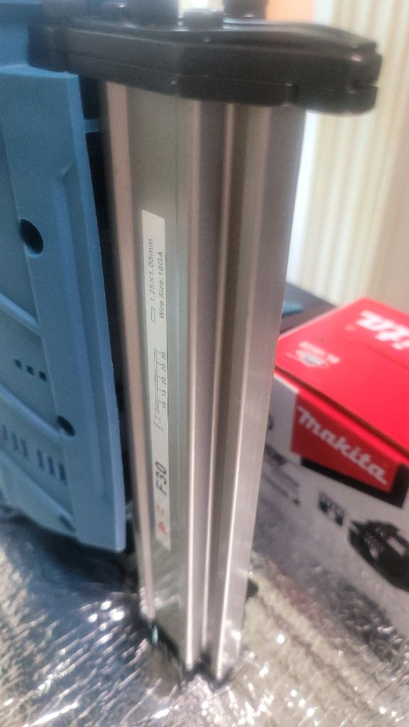 마끼다 타정기 타카 네일건 18V 팝니다.--3