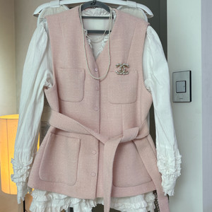 더 SAND 베이지스 트위드 벨티드 베스트