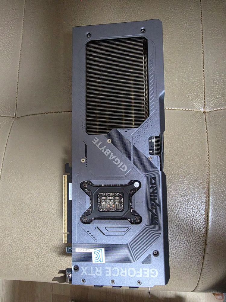 기가바이트 RTX5070 Gaming OC팝니다--1