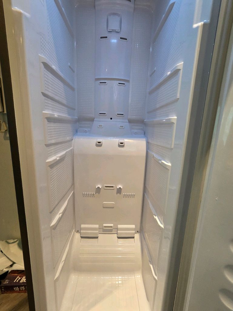 삼성 김치냉장고 M7000 RQ28M6100S8--2