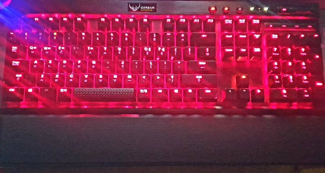 커세어k70 명품 청축키보드 풀셋트 싸게팝니다. 이미지