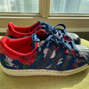 아디다스 슈퍼스타 꽃무늬 운동화 235mm