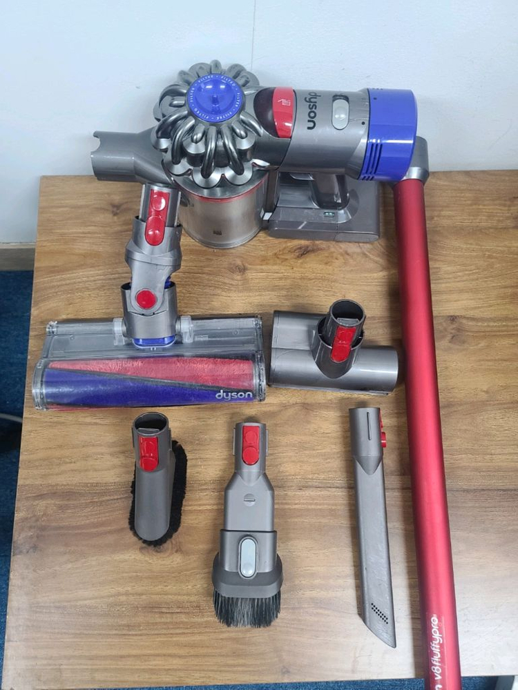 다이슨 V8 앱솔루트 무선청소기(거의 A급,삼성배터리교체>43분 연속작동,별도거치대 포함,전체해체 청소완)--2
